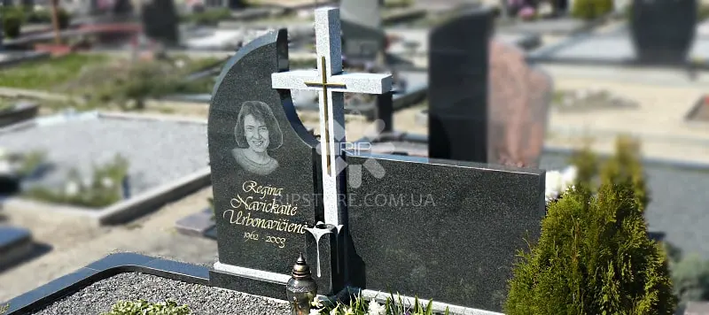 48. Памятник из покостовского гранита с крестом