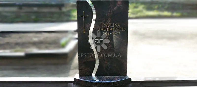 90. Вертикальный памятник из мрамора