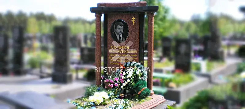2. Одинарный памятник из гранита с колоннами