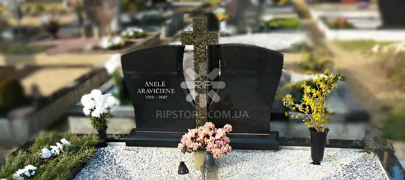 91. Подвійний фігурний пам'ятник із граніту з хрестом
