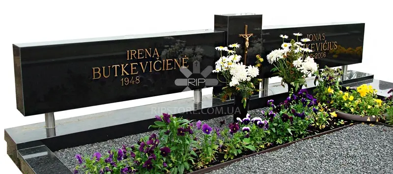 34. Вишуканий подвійний пам'ятник із чорного мармуру