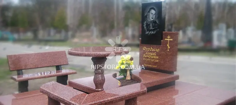 68. Багатодетальний комплекс із лезниковського граніту