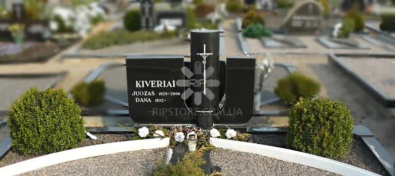 38. Одинарний пам'ятник із чорного мармуру