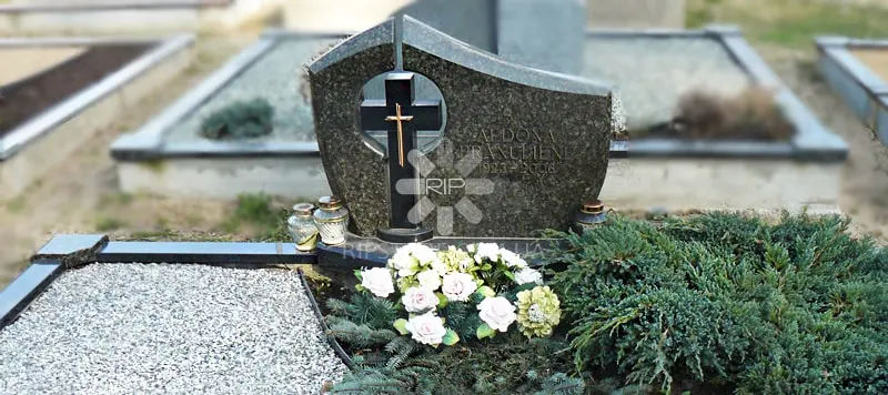 26. Фігурний пам'ятник із човнівського граніту