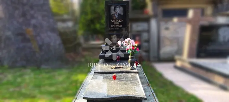 37. Вертикальна пам'ятка із граніту